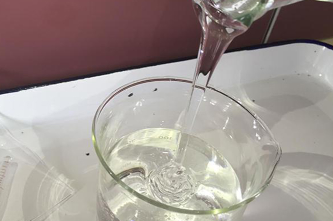 液态硅胶是软的还是硬的，其实，液态硅胶又名液体硅胶，是相对固体高温硫化硅橡胶来说的，其为液体胶，由于它的变化千变万化，再加上液态硅胶出现的地方，对产品的精准度要求都高，因为，只有这样液态硅胶才能彻底包住，一些类似于五金这样的大物件，所以，液态硅胶为了贴合产品的模式，在正常的情况之下，商家们是不会让液态硅胶变硬的，这也是为什么，大家在看到液态硅胶制成的成品后，才会感觉液态硅胶全都是软性。